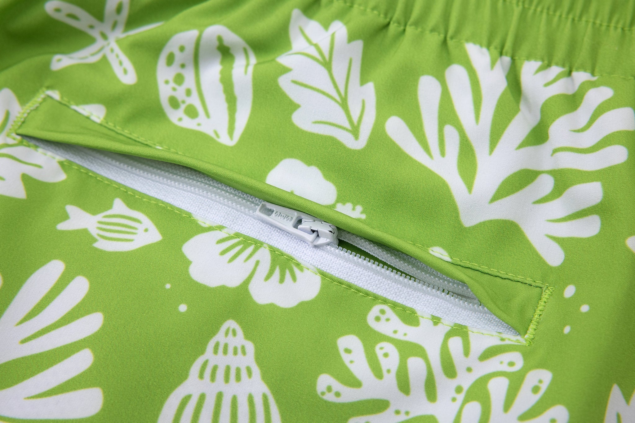 Sea Leaves Swim Short -Green × Linen Short Sleeves-White — Combo Look