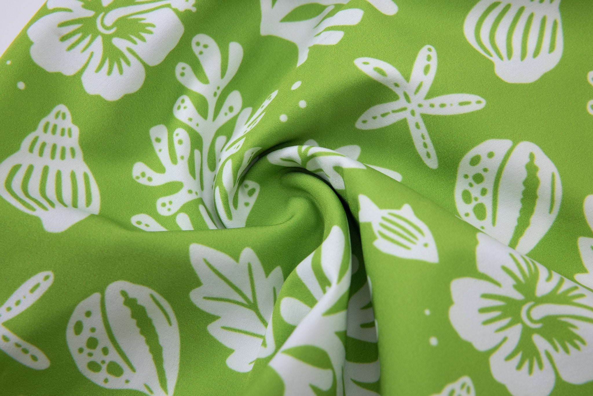 Sea Leaves Swim Short -Green × Linen Short Sleeves-White — Combo Look